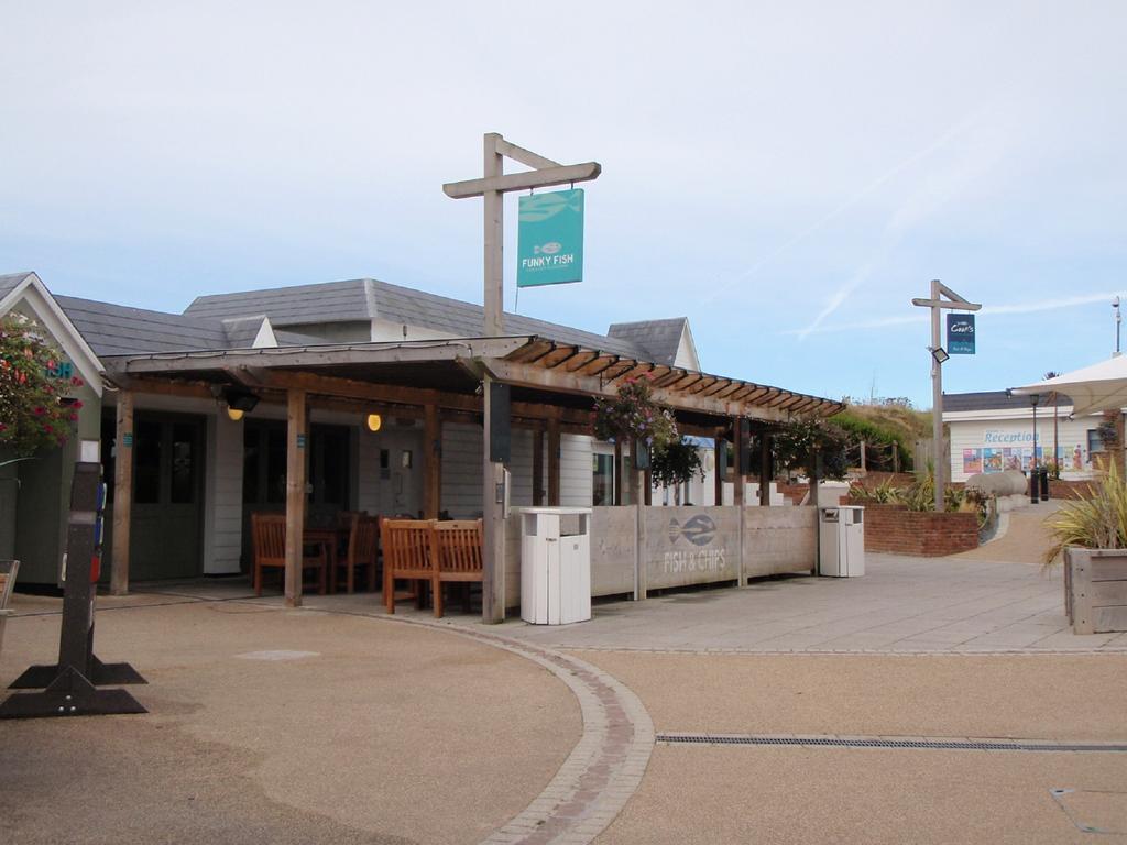 Holidays At Perran Sands Holiday Park Перънпорт Екстериор снимка