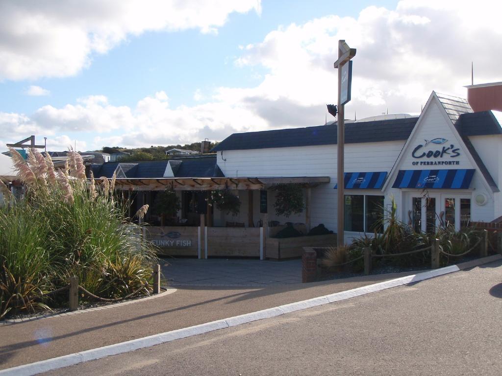 Holidays At Perran Sands Holiday Park Перънпорт Екстериор снимка